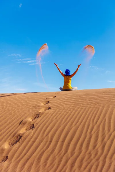 Žena Modrým Turbanem Saharské Poušti Házení Písku Modré Obloze Maroko — Stock fotografie