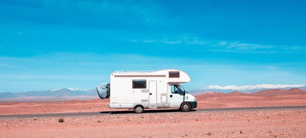 Avontuur Een Camper Marokko Met Altas Berg Achtergrond — Stockfoto