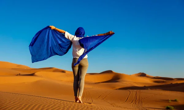 Όμορφη Λευκή Γυναίκα Ποζάρει Μπλε Τουρμπάνι Στην Έρημο Σαχάρα — Φωτογραφία Αρχείου