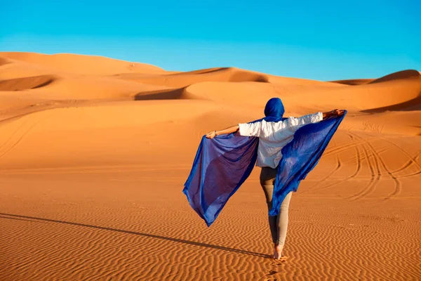 Красивая Белая Женщина Позирующая Синем Размахивая Тканями Пустыне Сахара — стоковое фото