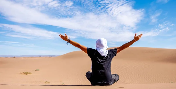 Gelukkige Man Met Witte Tulband Woestijn Armen Uitgestrekt — Stockfoto