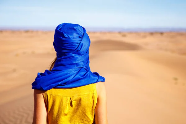 在摩洛哥 带着蓝色头巾的旅行妇女看着撒哈拉沙漠 沙滩上的太阳 — 图库照片