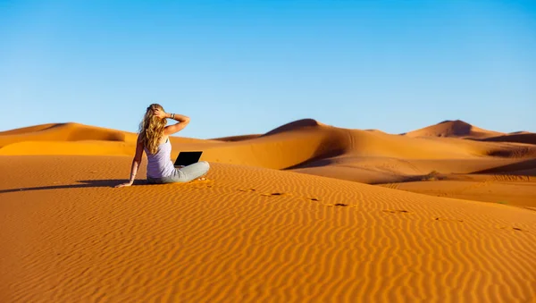 沙漠中带着电脑的女人 — 图库照片