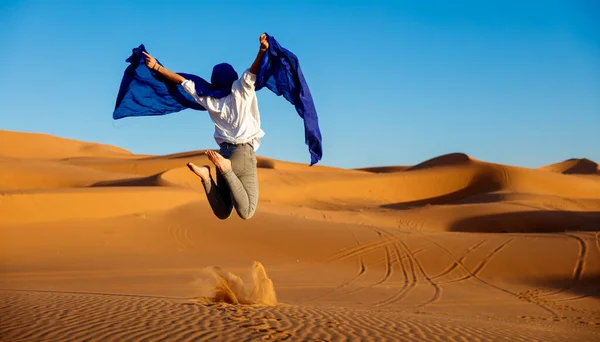 Γυναίκα Τουριστικό Άλμα Στην Έρημο Σαχάρα — Φωτογραφία Αρχείου