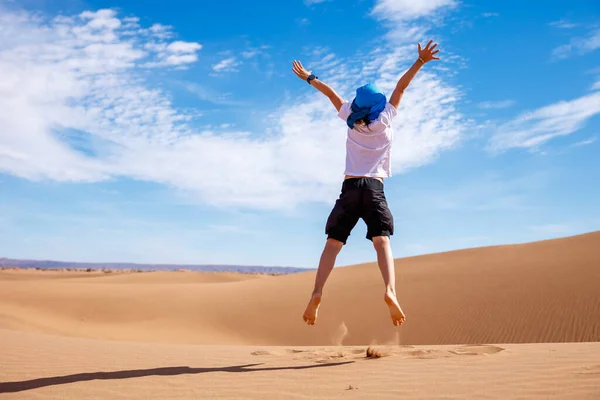 Діти Стрибають Піщаних Дюнах Пустелі Сахара — стокове фото