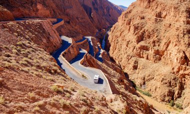 Fas 'taki Dades Gorge yolunda bir karavan.
