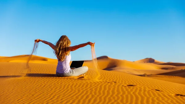 コンピュータとサハラ砂漠の砂の中の女性 フリーランス 仕事の休憩 ビジネス戦略の概念 — ストック写真