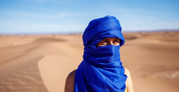 Женщина Туристка Голубым Тюрбаном Пустыне Сахара — стоковое фото