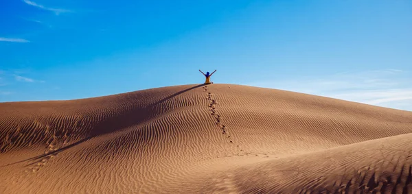 快乐的女人 手臂伸展在撒哈拉沙漠中 脚印在沙丘上 — 图库照片
