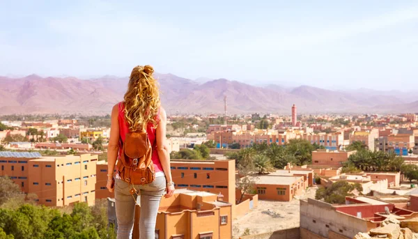 Kobieta Turysta Patrząc Panoramiczny Widok Tata Maroku — Zdjęcie stockowe
