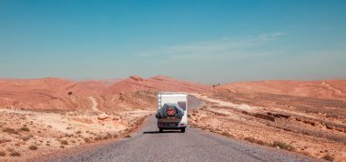 Fas 'ta yol gezisi... çölleşmiş asfalt yol, macera, seyahat konsepti.
