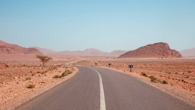 Fas 'ta çölde asfalt yol seyahat, safari, Afrika' da aşırı macera.