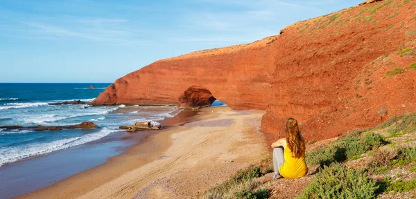 Touristin Blickt Auf Die Roten Bögen Des Strandes Von Legzira — Stockfoto