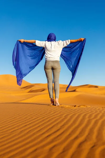 モロッコのサハラ砂漠での冒険 旅行または遠足 青い波の繊維でポーズをとる女性 — ストック写真