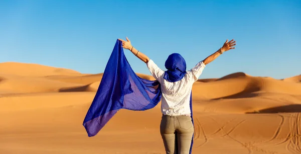 Femme Avec Foulard Bleu Dans Désert Sahara — Photo