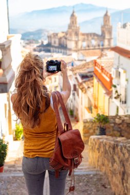 Jaen 'de katedralin fotoğrafını çeken bir kadın turist. İspanya.