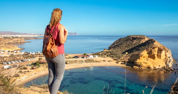 Kobieta Turysta Hiszpanii Patrząc Piękną Panoramiczną Plażę Costa Blanca Cocedores — Zdjęcie stockowe