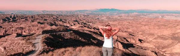 女性が立ってスペインの日没ゴラフェ砂漠を見て — ストック写真