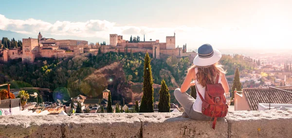 Woman Tourist Looking Ancient Arabic Fortress Alhambra Granada Spain — Stok fotoğraf
