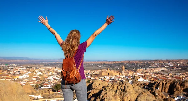 Glad Kvinna Turist Med Utsträckta Armar Spanien Panoramautsikt Över Guadix — Stockfoto
