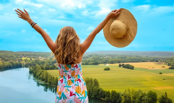 Kvinna Tittar Panoramautsikt Över Frankrike Countryside Dordogne — Stockfoto