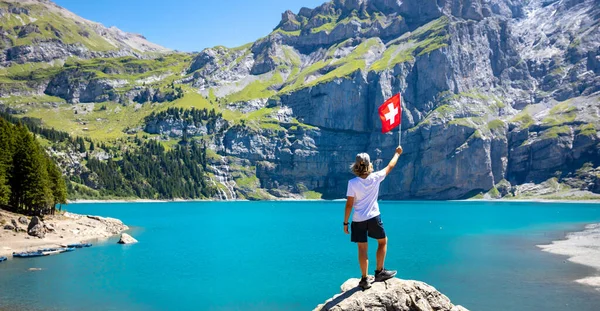 Kinderen Het Bezit Van Zwitserland Vlaggen Reizen Toerisme Berg Meer — Stockfoto