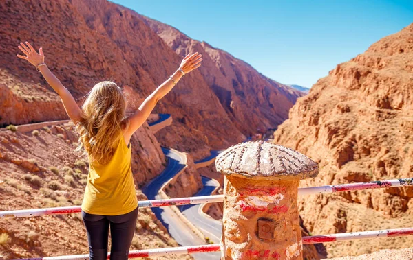 Bergstraße Marokko Dades Schlucht Und Touristin — Stockfoto