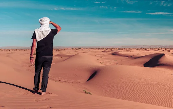 サハラ砂漠で白いターバンを着た男の観光客 モロッコの観光 — ストック写真