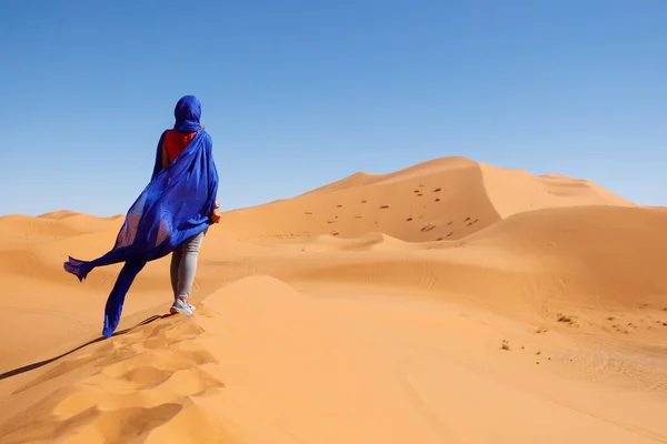 Mulher Vestindo Turbante Azul Olhando Para Deserto Saara Marrocos — Fotografia de Stock