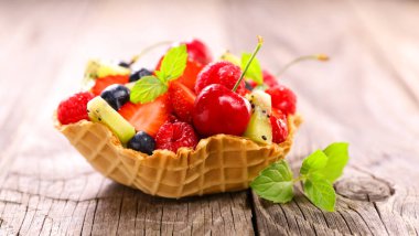 Bisküvi kasesinde taze meyve salatası (kiraz, çilek, yabanmersini))