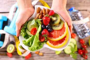 sağlıklı yiyecek - meyve ve sebzeli el tabağı