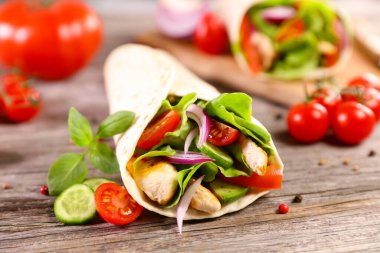 Sağlıklı Tex-Mex tortilla sargıları