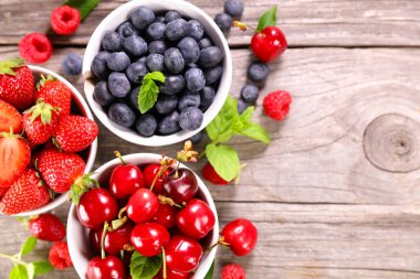 Masada çeşitli meyveler var.