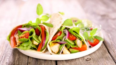 Sağlıklı Tex-Mex tortilla tavuklu ve sebzeli.