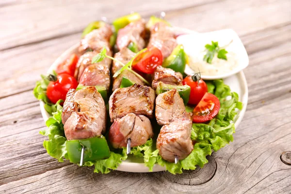 Brocheta Carne Parrilla Con Lechuga Salsa —  Fotos de Stock