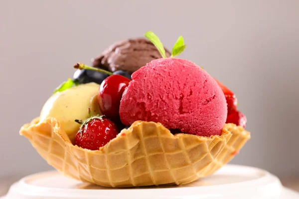 新鮮な果物とおいしいアイスクリームスクープ — ストック写真