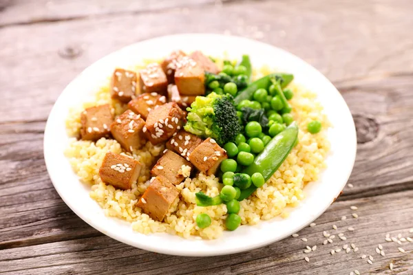 Tányér Sült Tofuval Zöldségekkel — Stock Fotó