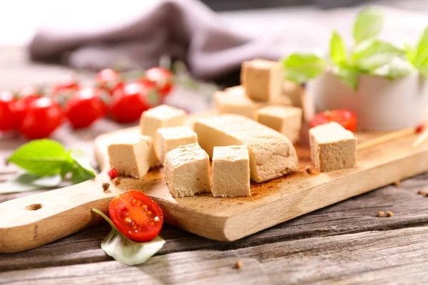 Sojabohnen Tofu Tomaten Und Basilikum — Stockfoto