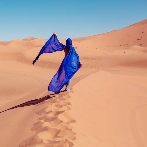Όμορφη Γυναίκα Κυματιστό Μπλε Τουρμπάνι Στην Έρημο — Φωτογραφία Αρχείου