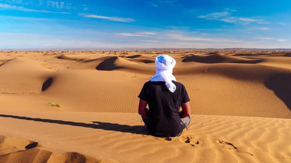 Вид Сзади Человека Белым Тюрбаном Смотрящего Панорамный Вид Пустыни — стоковое фото