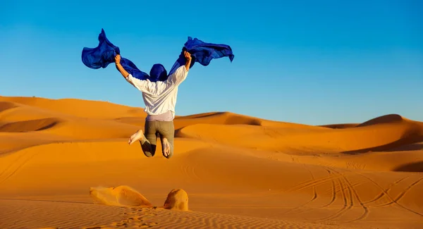 터번을 사막에서 점프하는 — 스톡 사진