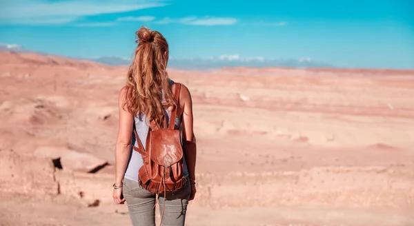 Visão Traseira Mulher Olhando Para Deserto — Fotografia de Stock