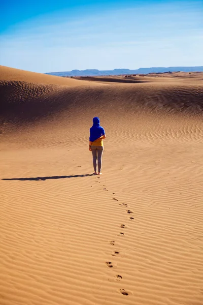 Белая Женщина Размахивающая Текстилем Пустыне Сахара Следы Песчаных Дюнах Марокко — стоковое фото