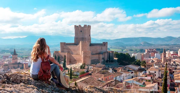 Kobieta Podziwiająca Zamek Atalaya Costa Blanca Prowincja Alicante Hiszpanii — Zdjęcie stockowe