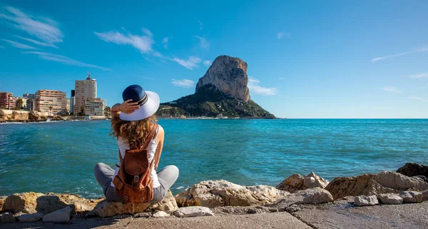 Kvinnan Sitter Och Tittar Calpe Rock Och Medelhavet Havsutsikt — Stockfoto