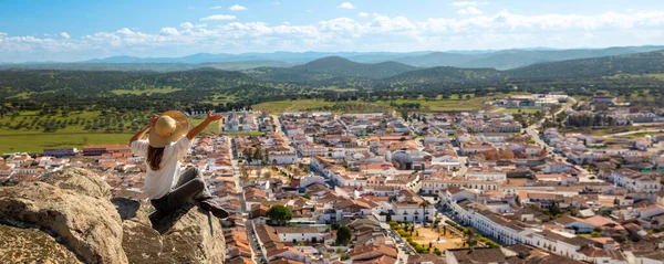 Kobieta Siedzi Patrząc Panoramiczny Widok Hiszpański Krajobraz Miasta — Zdjęcie stockowe