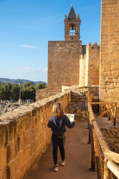Niños Con Mapa Visitando Castillo España Turismo Turístico España — Foto de Stock