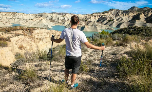 Турист Смотрит Голубое Озеро Испании — стоковое фото