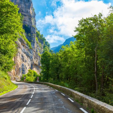 Dağda eğri asfalt yol