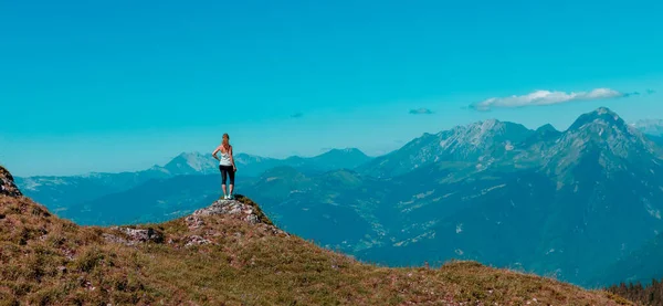 Wanderin Bewundert Panoramablick Auf Die Berge — Stockfoto